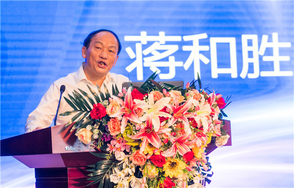 四川大學(xué)黨委委員、經(jīng)濟學(xué)院教授委員會主席、博導(dǎo)蔣和勝教授作了《當(dāng)前宏觀經(jīng)濟形勢與產(chǎn)業(yè)轉(zhuǎn)型升級》專題講座.jpg