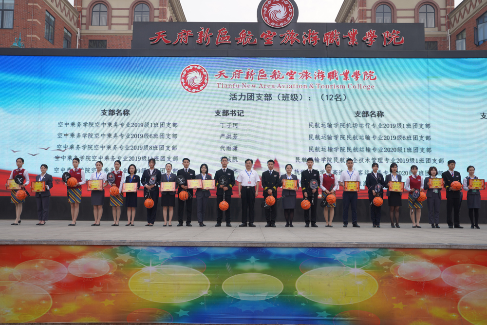 黨委書記、督導(dǎo)專員王元瓏為活力團支部頒獎.jpg